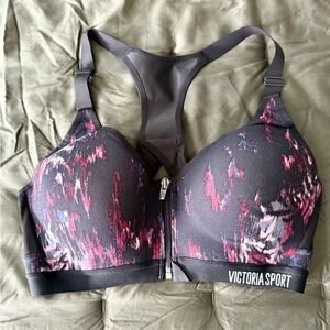 NWOT Incredible by Victoria Sport Front-close Sport Bra